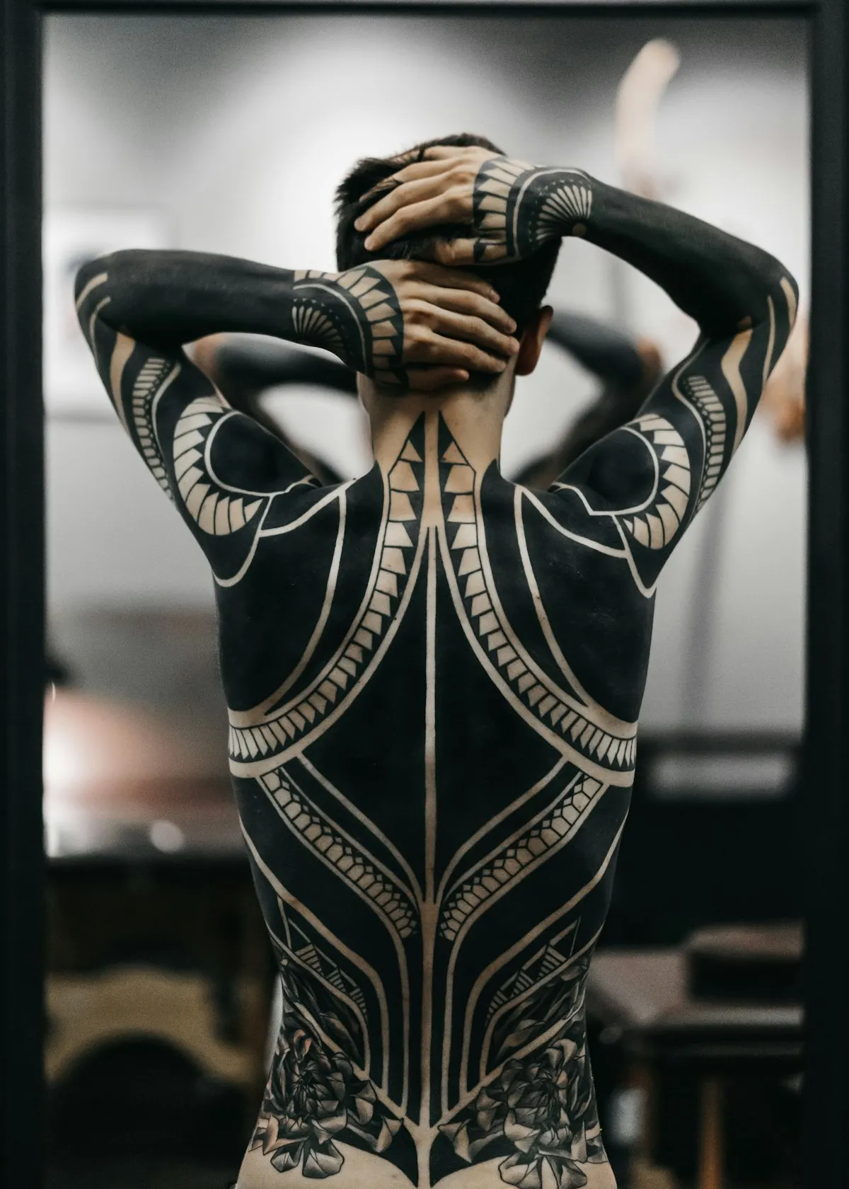 Крупный blackwork на спине с симметричным рисунком