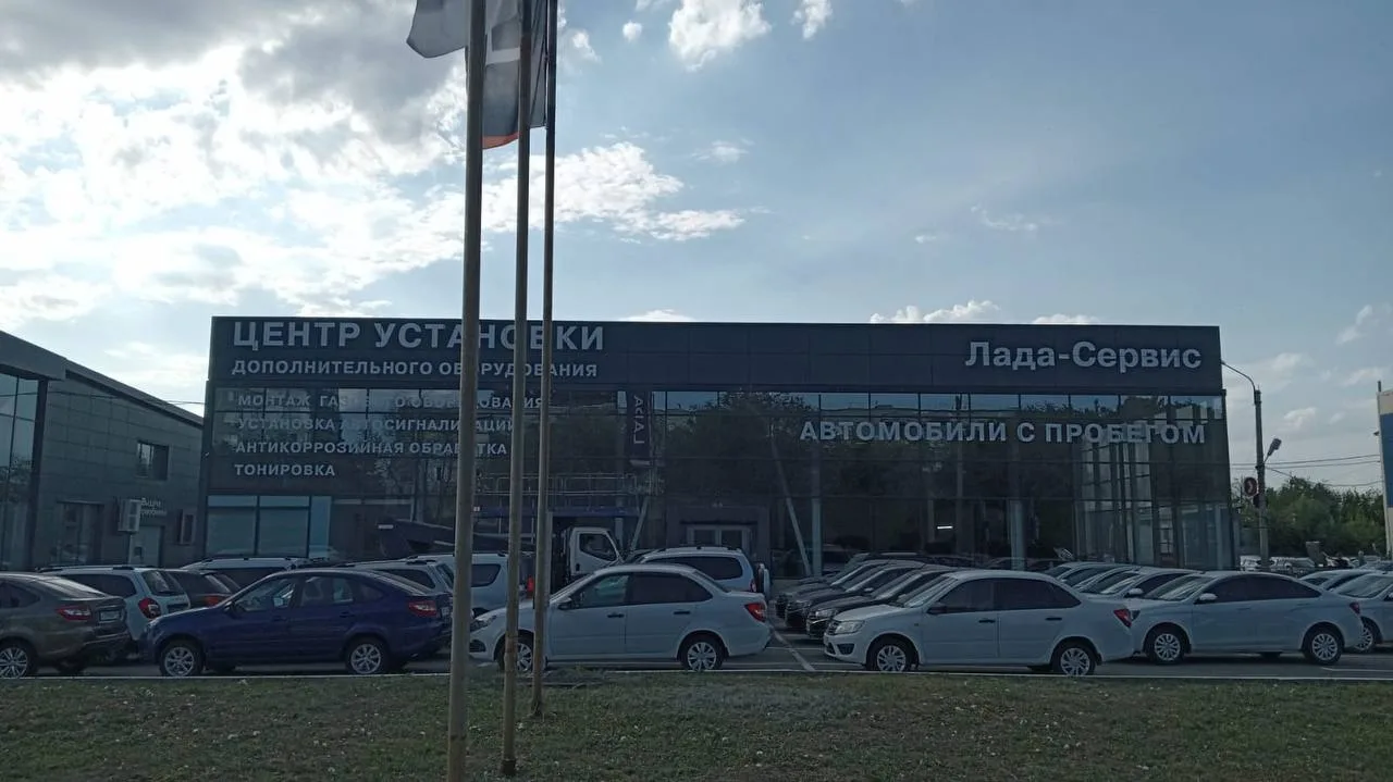 Крупная фасадная вывеска