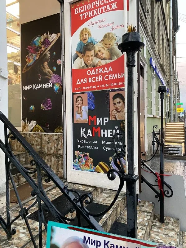 Вертикальные афиши у входа