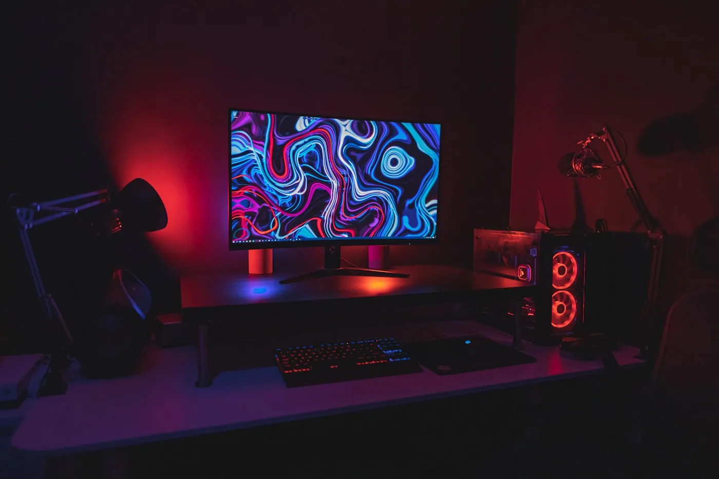 Тёмный стриминговый сетап с ярким монитором и RGB-подсветкой