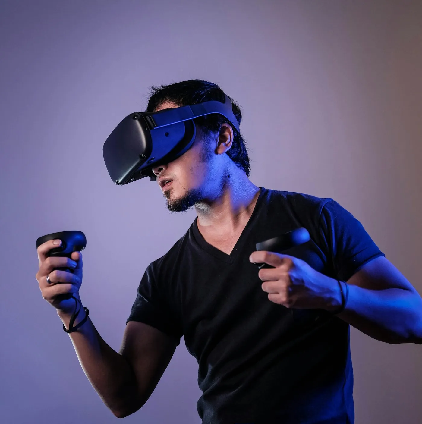 Игрок в VR-шлеме с контроллерами