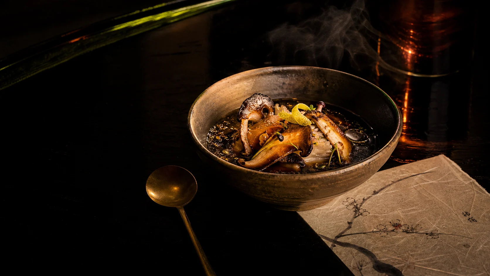 UMAMI: мисо-бульон с грибами, паром и рисовой бумагой